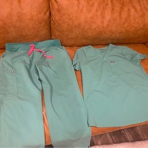 Women’s Figs scrubs set. Size M Yola pants. Size S Catarina one pocket top.